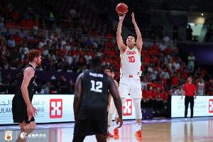 王俊杰谈赛前现场中国球迷唱《歌唱祖国》：我人在抖 太震撼了